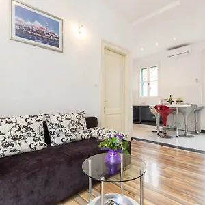 Old Town With Private Indoor Garage Parking Appartement